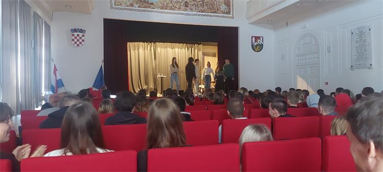 Slika /PU splitsko-dalmatinska 2022/Prevencija/vis kazaliste.jpg